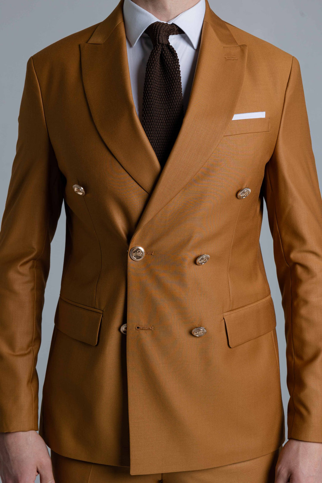 Dviejų dalių šviesiai rudas kostiumas su dvieiliu švarku