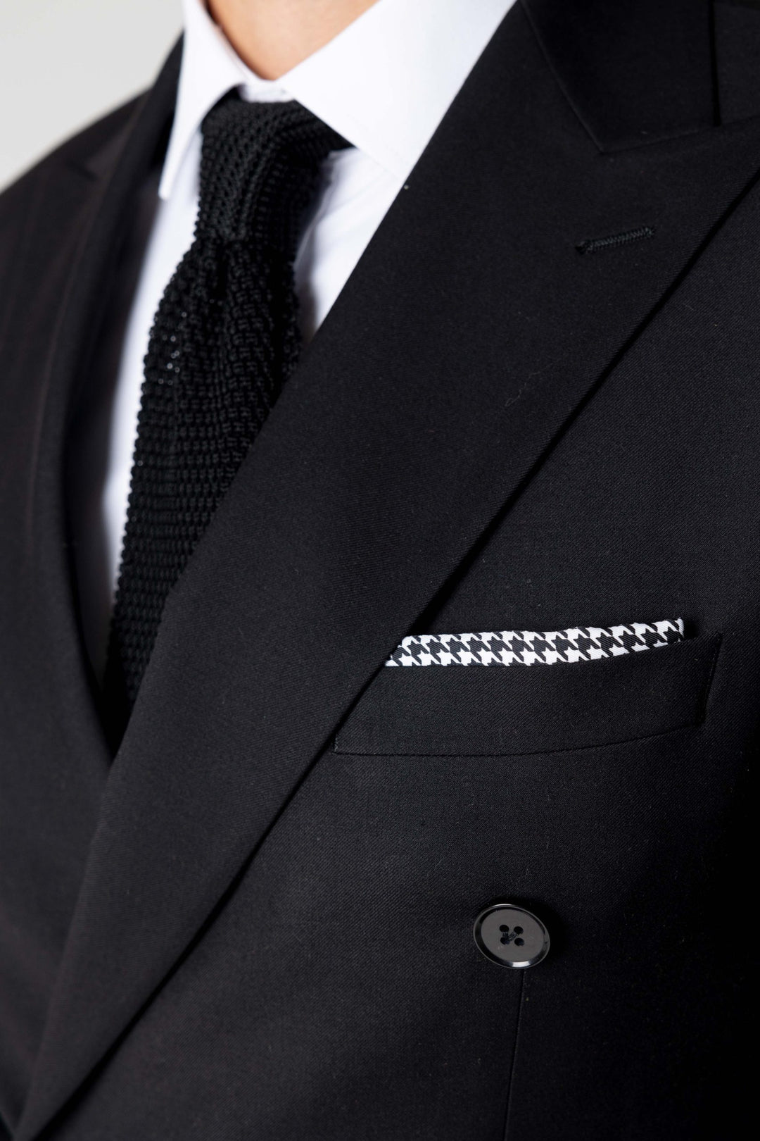 Dviejų dalių juodas kostiumas su dvieiliu švarku