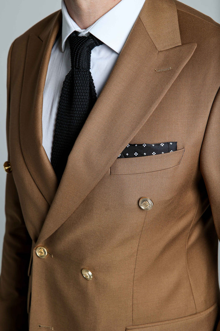 Dviejų dalių rudos spalvos kostiumas su dvieiliu švarku