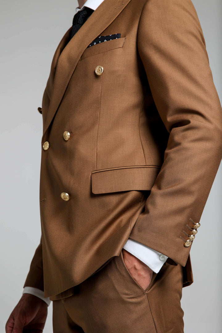 Dviejų dalių rudos spalvos kostiumas su dvieiliu švarku