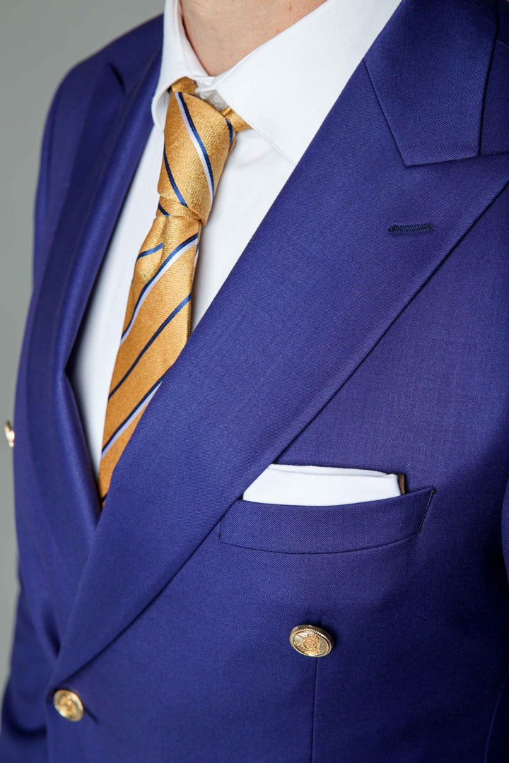 Dviejų dalių violetinis kostiumas su dvieiliu švarku