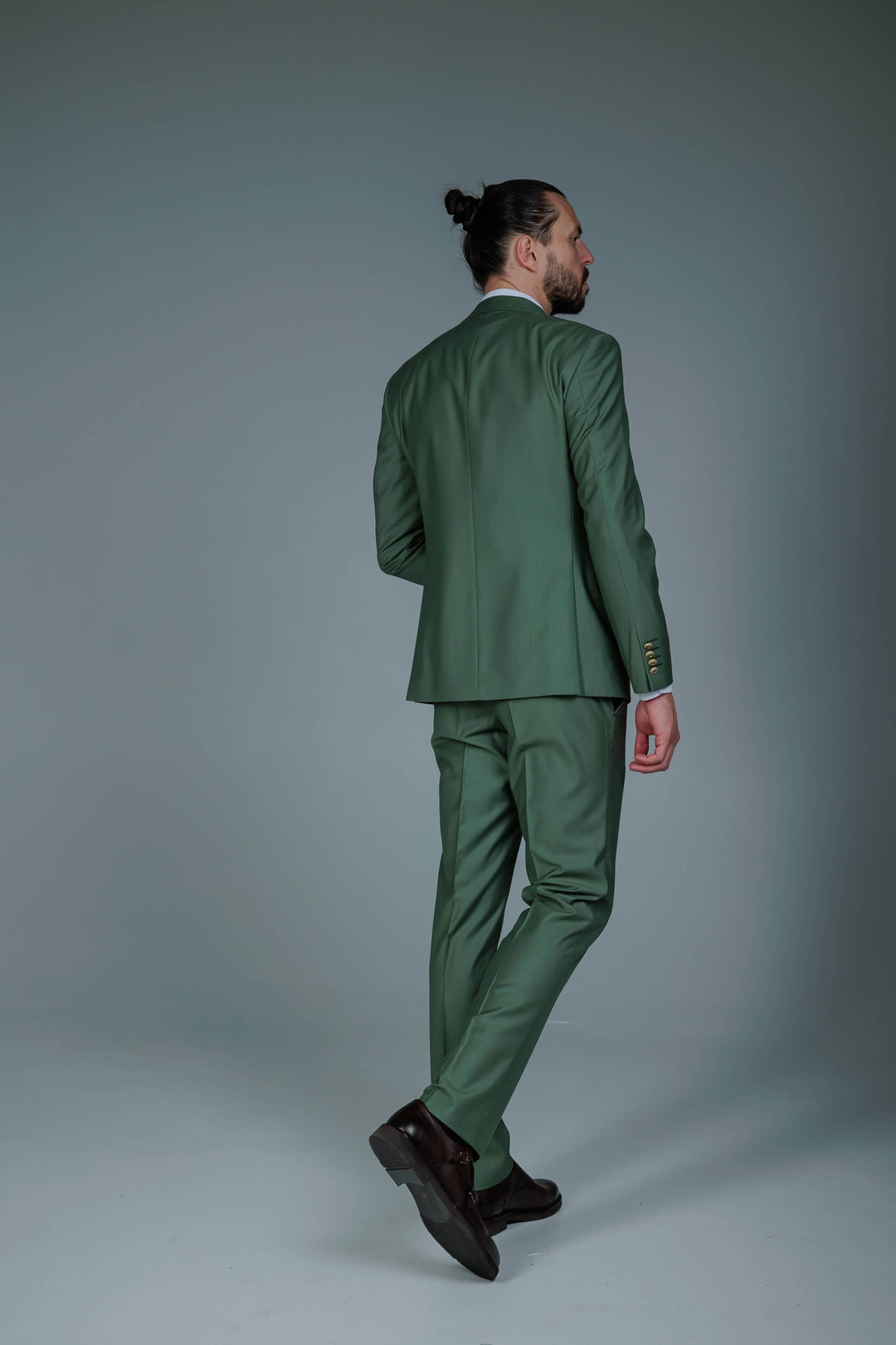 Trijų dalių šviesiai žalias kostiumas