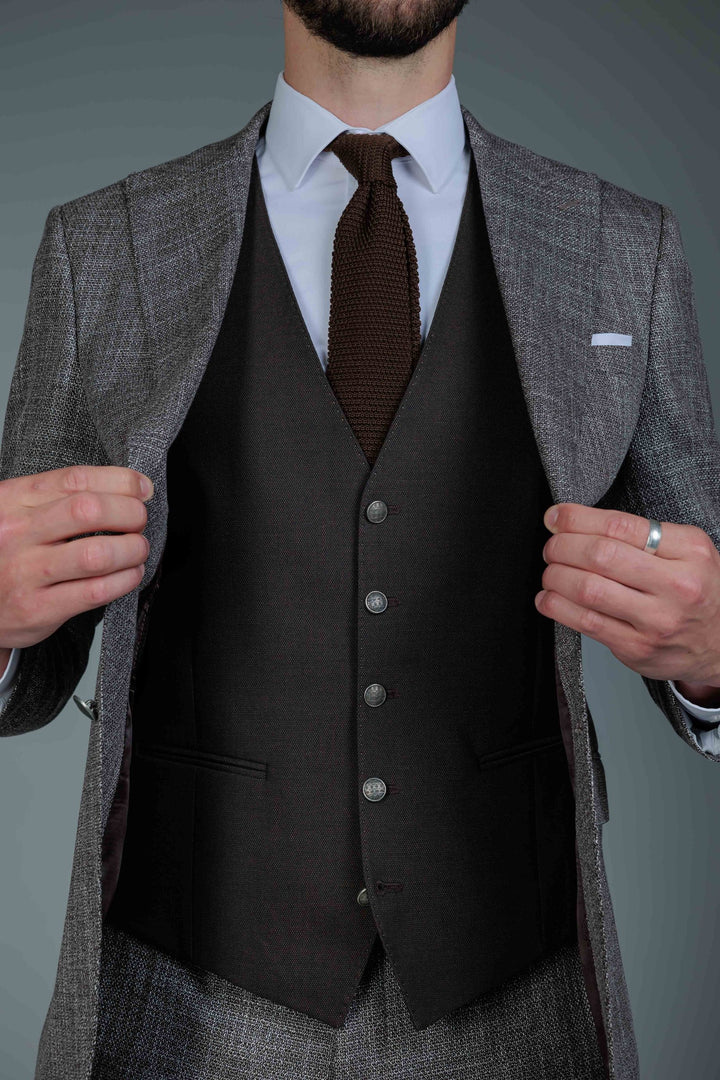 Trijų dalių rudai pilkas kostiumas su ruda liemene