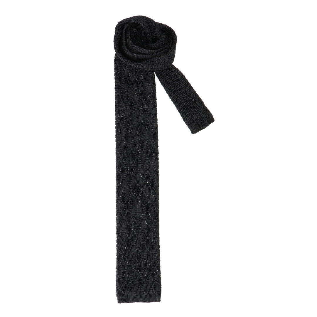 Черный галстук крючком с узором.