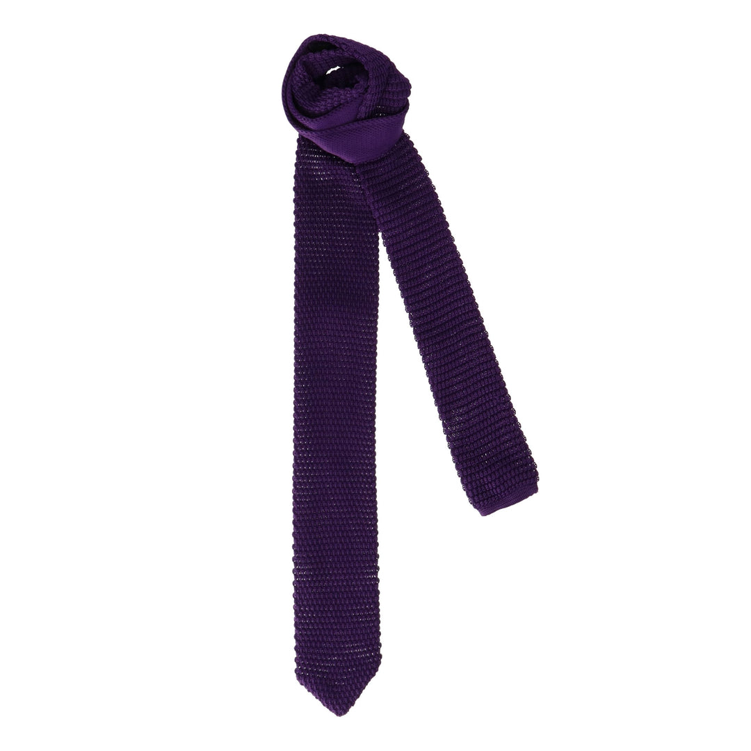 Фиолетовый галстук крючком.