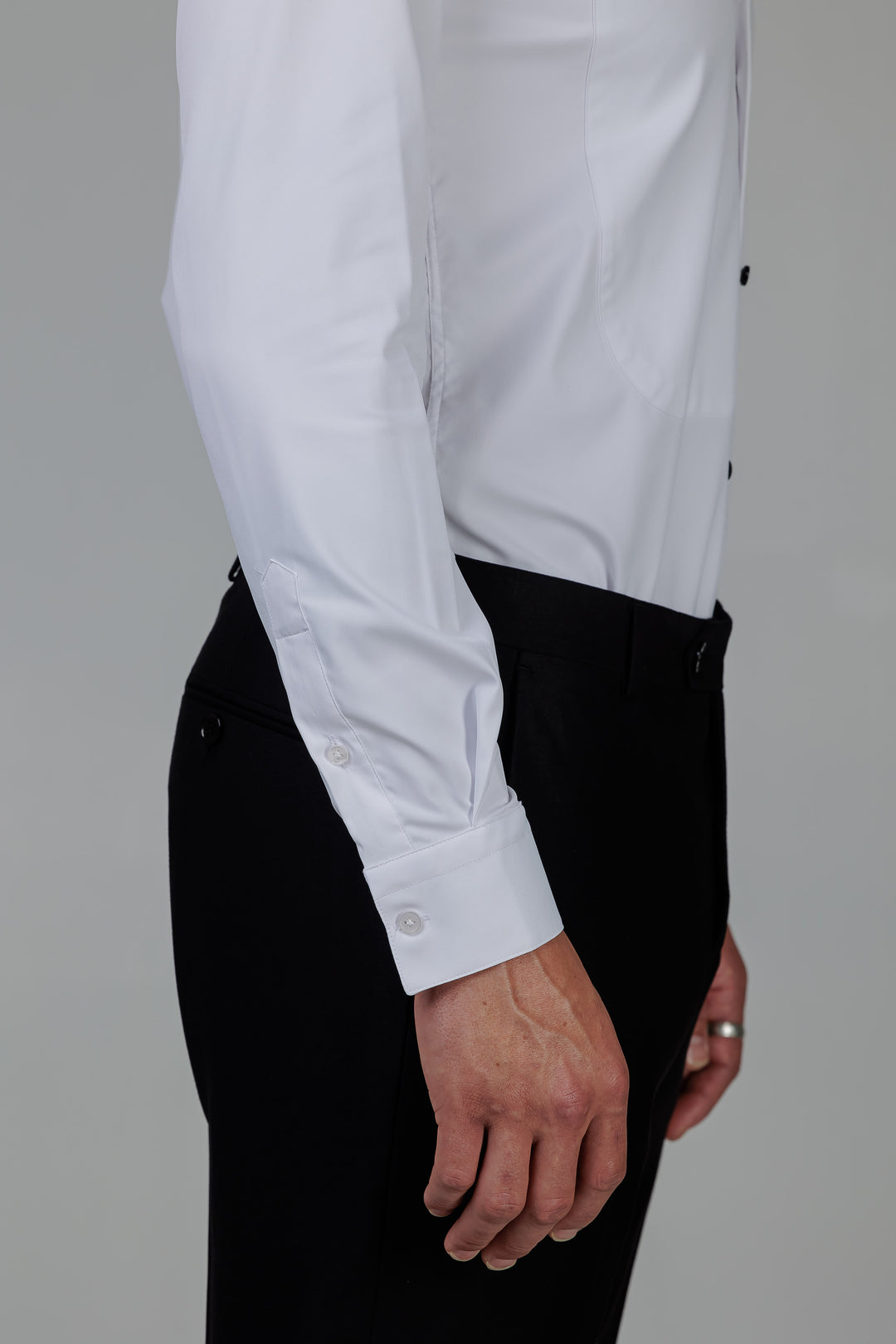 Balti marškiniai su juodomis sagutėmis