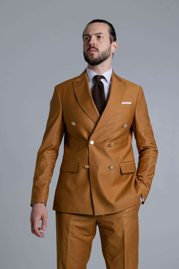 Светло-коричневый костюм-двойка с двубортным пиджаком