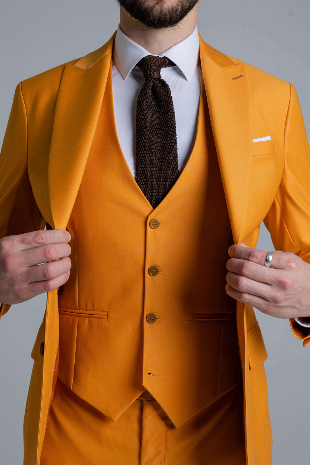 Trijų dalių geltonai oranžinės spalvos kostiumas
