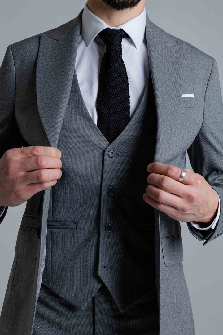 Trijų dalių pilkas kostiumas su plonų linijų tekstūra