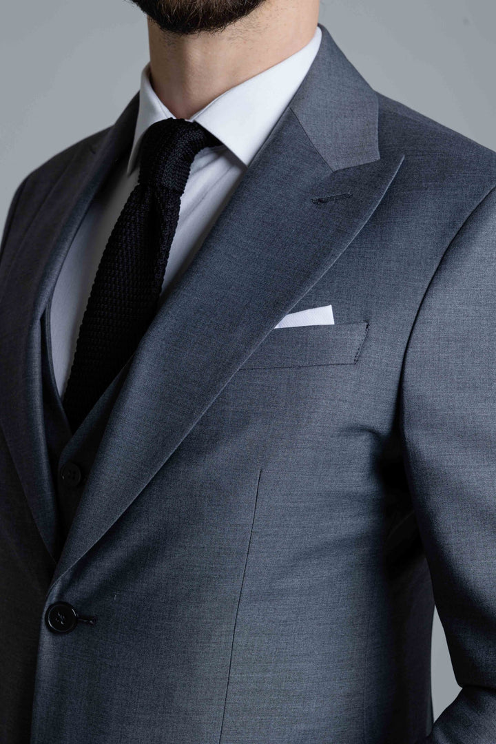 Серый костюм-тройка