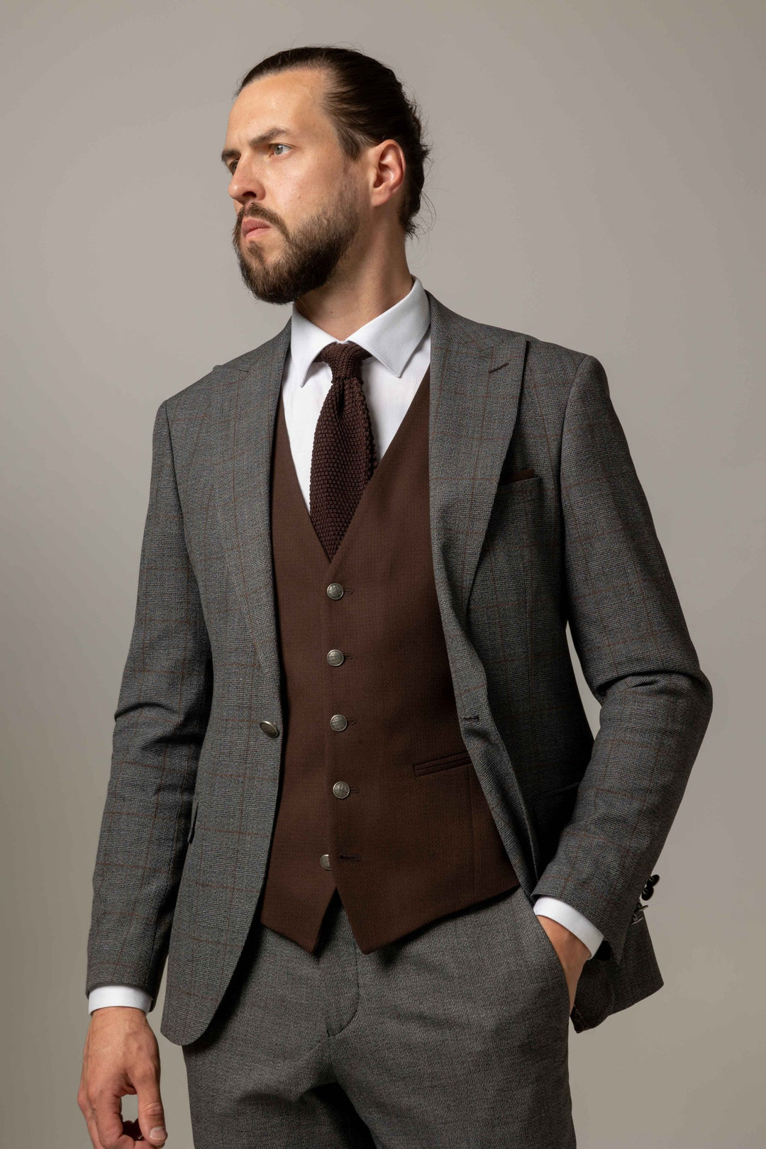 Серый костюм-тройка с коричневым жилетом