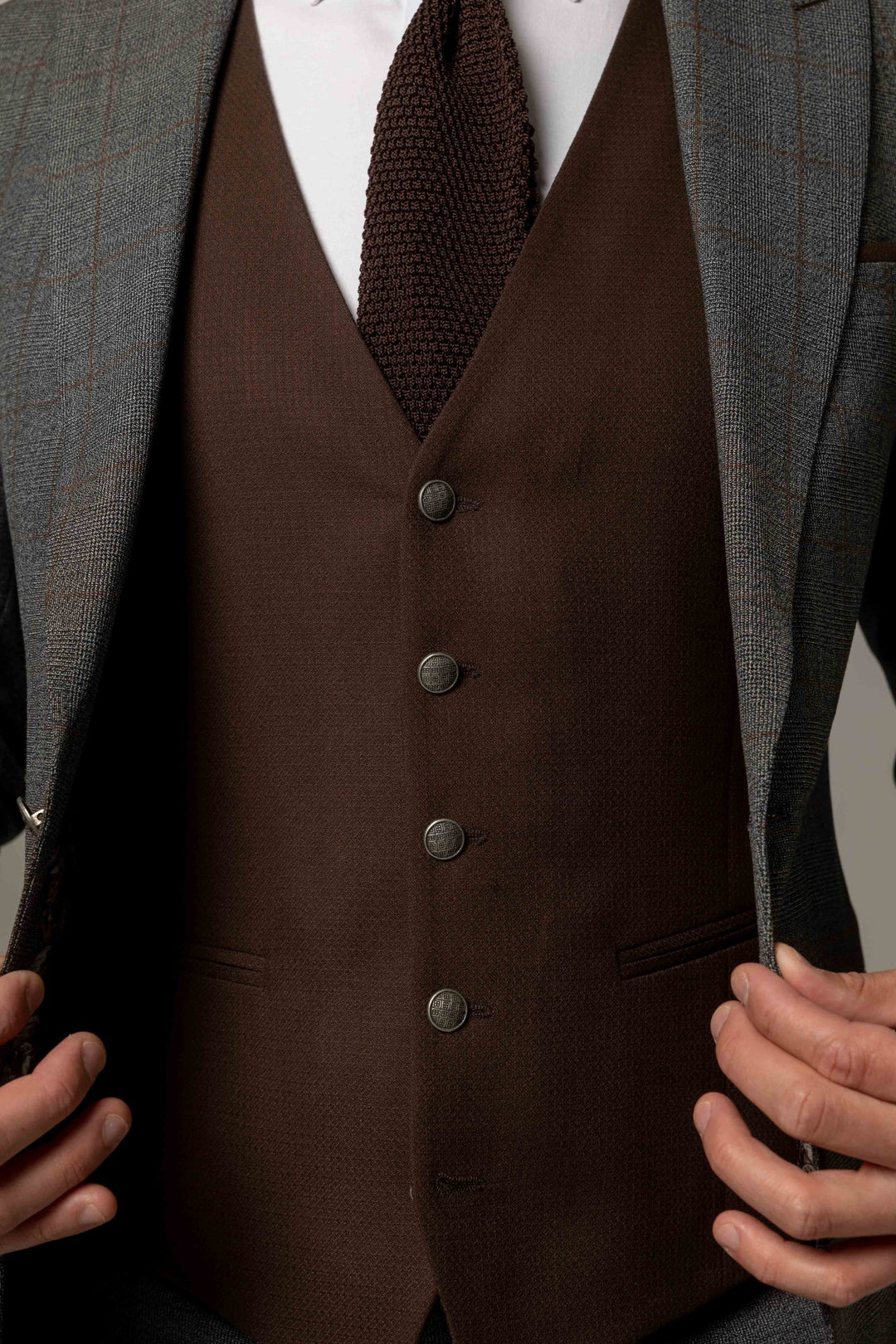 Серый костюм-тройка с коричневым жилетом