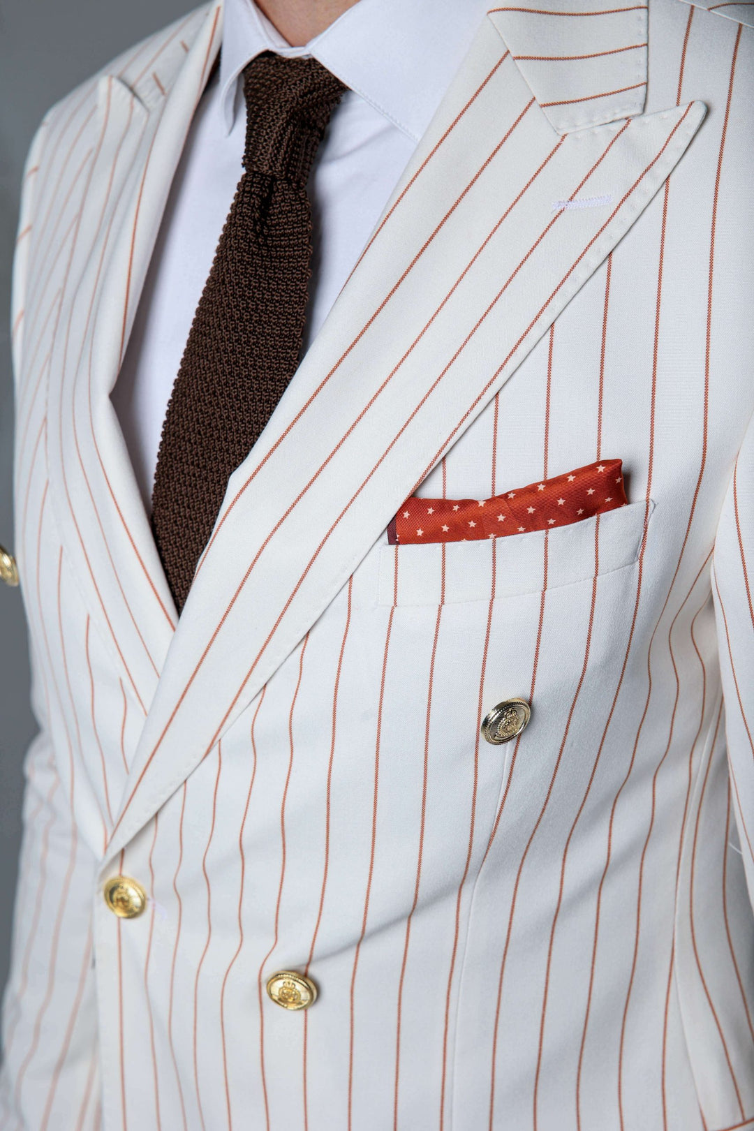 Dviejų dalių baltas kostiumas su dvieiliu švarku ir linijomis