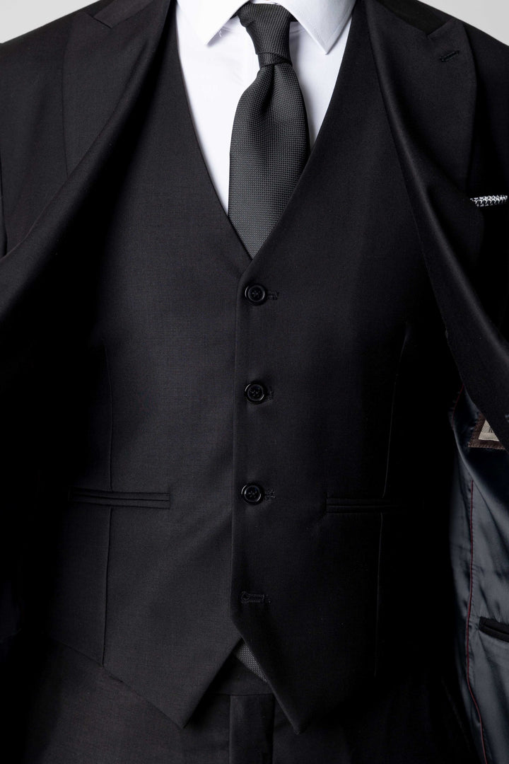Черный костюм-тройка