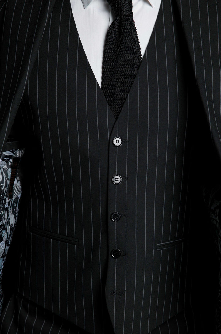 Trijų dalių juodas kostiumas su linijomis