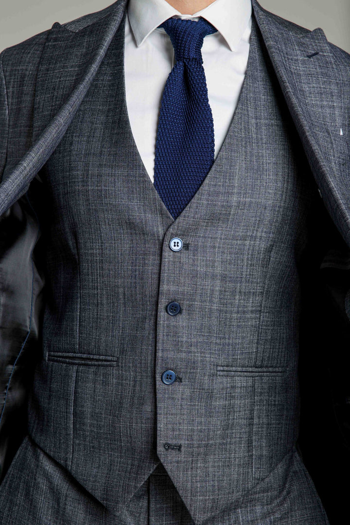 Trijų dalių mėlynai pilkos spalvos kostiumas