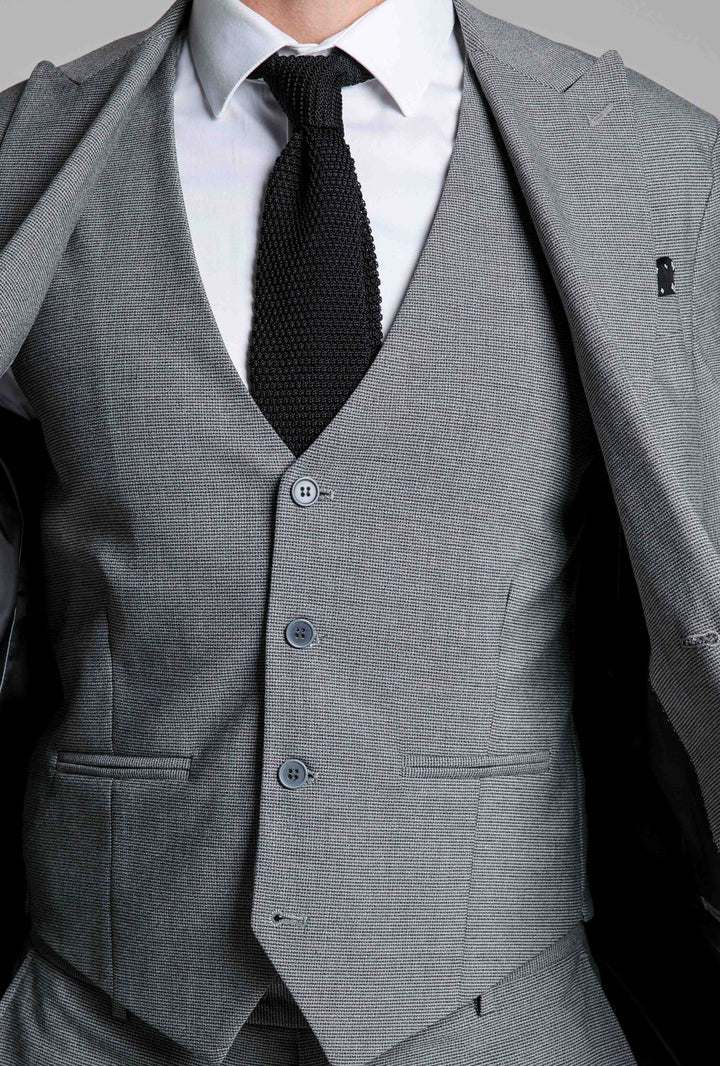 Trijų dalių pilkos spalvos kostiumas