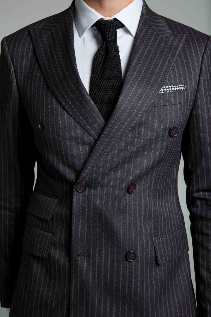 Dviejų dalių pilkšvai bordo spalvos kostiumas su linijomis ir dvieiliu švarku
