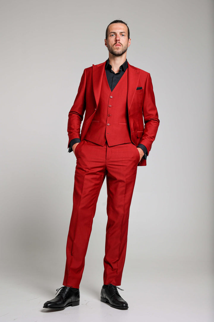 Trijų dalių raudonos spalvos kostiumas