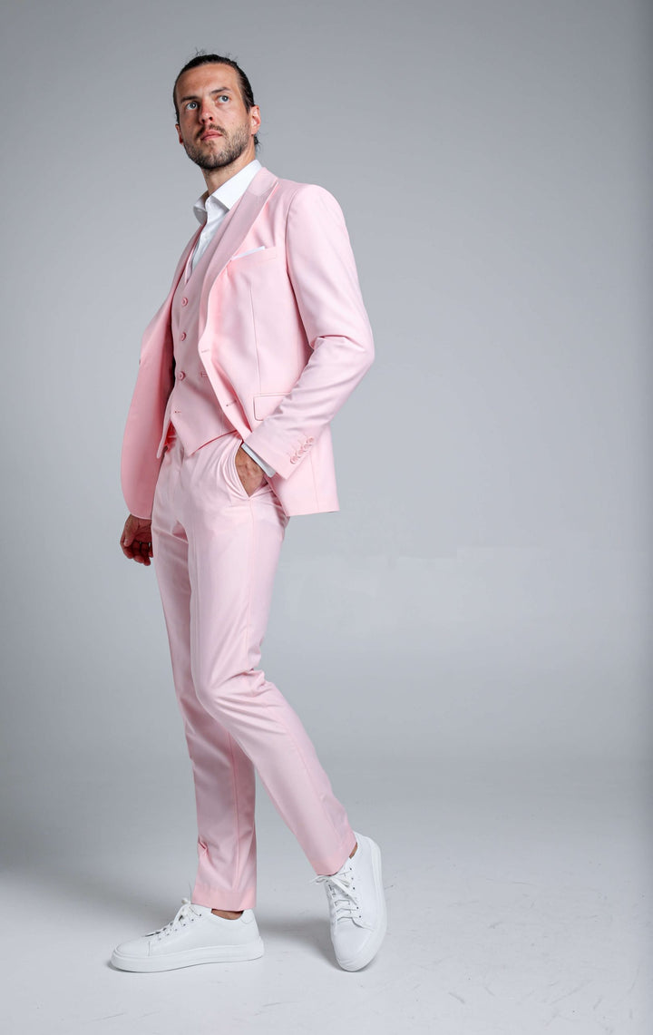 Trijų dalių rožinis kostiumas