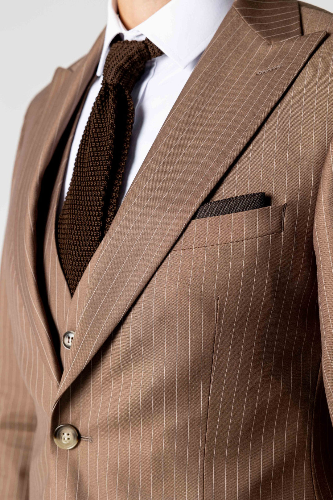 Trijų dalių šviesiai rudas kostiumas su smulkiomis linijomis