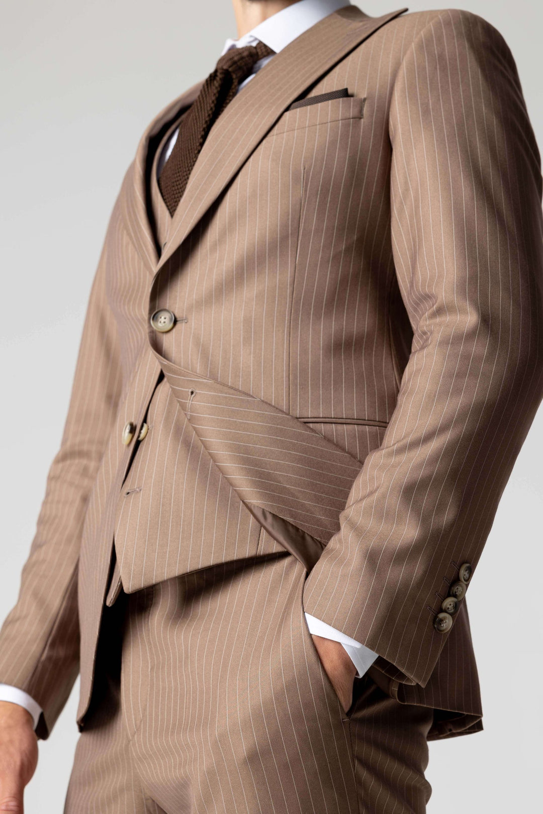 Светло-коричневый костюм-тройка с тонкими линиями