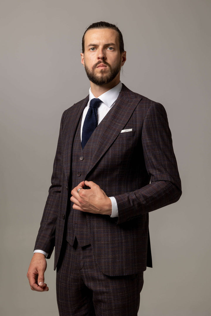 Three-piece suit with fine print