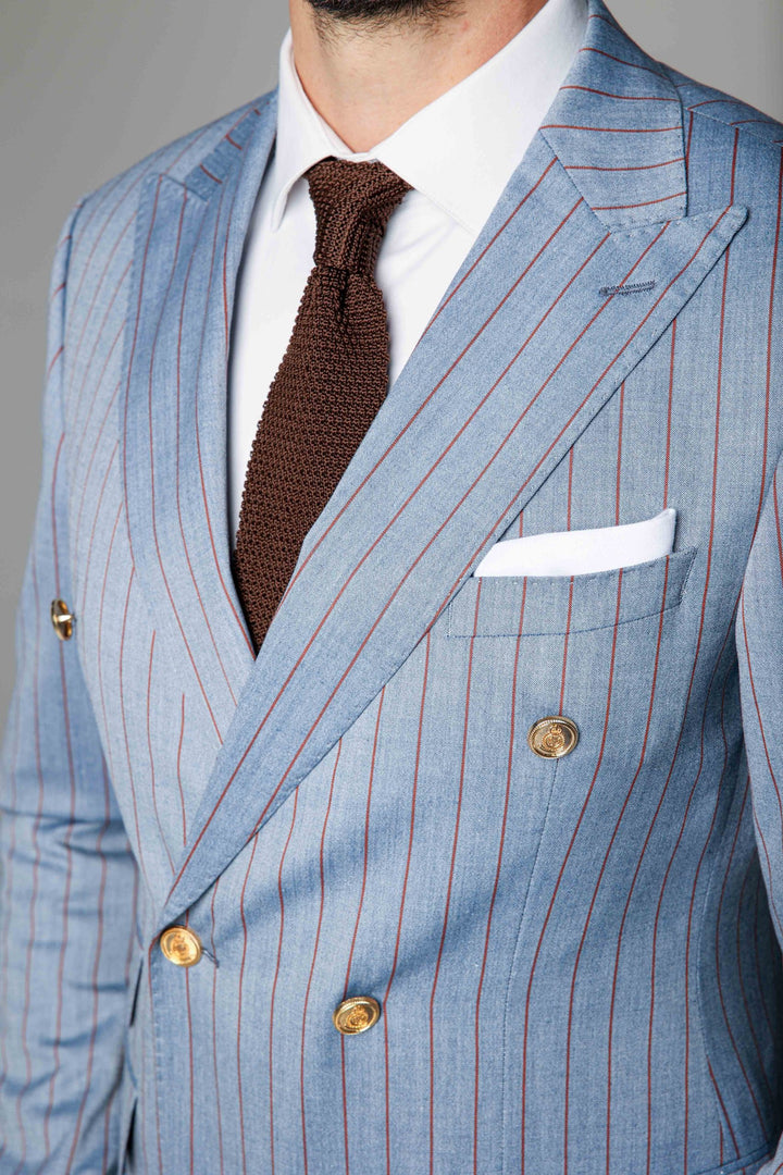 Dviejų dalių šviesiai mėlynas kostiumas su linijomis ir dvieiliu švarku